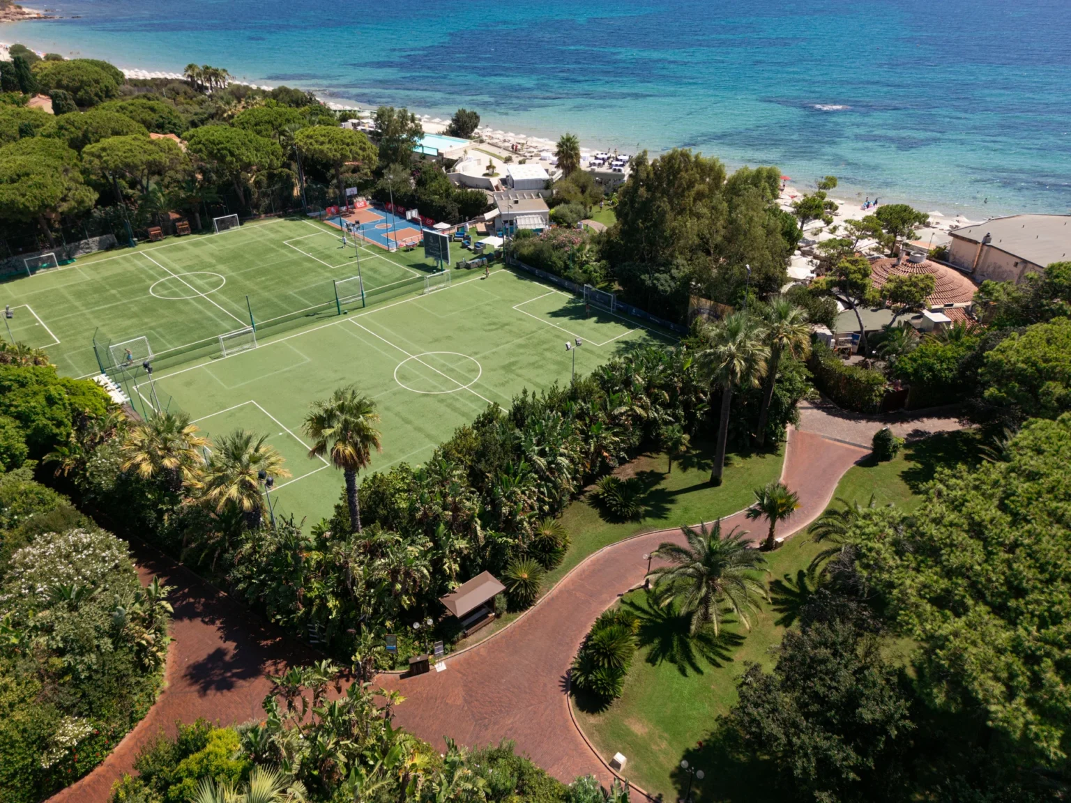 Tennis- und Sportanlage im Resort am Meer