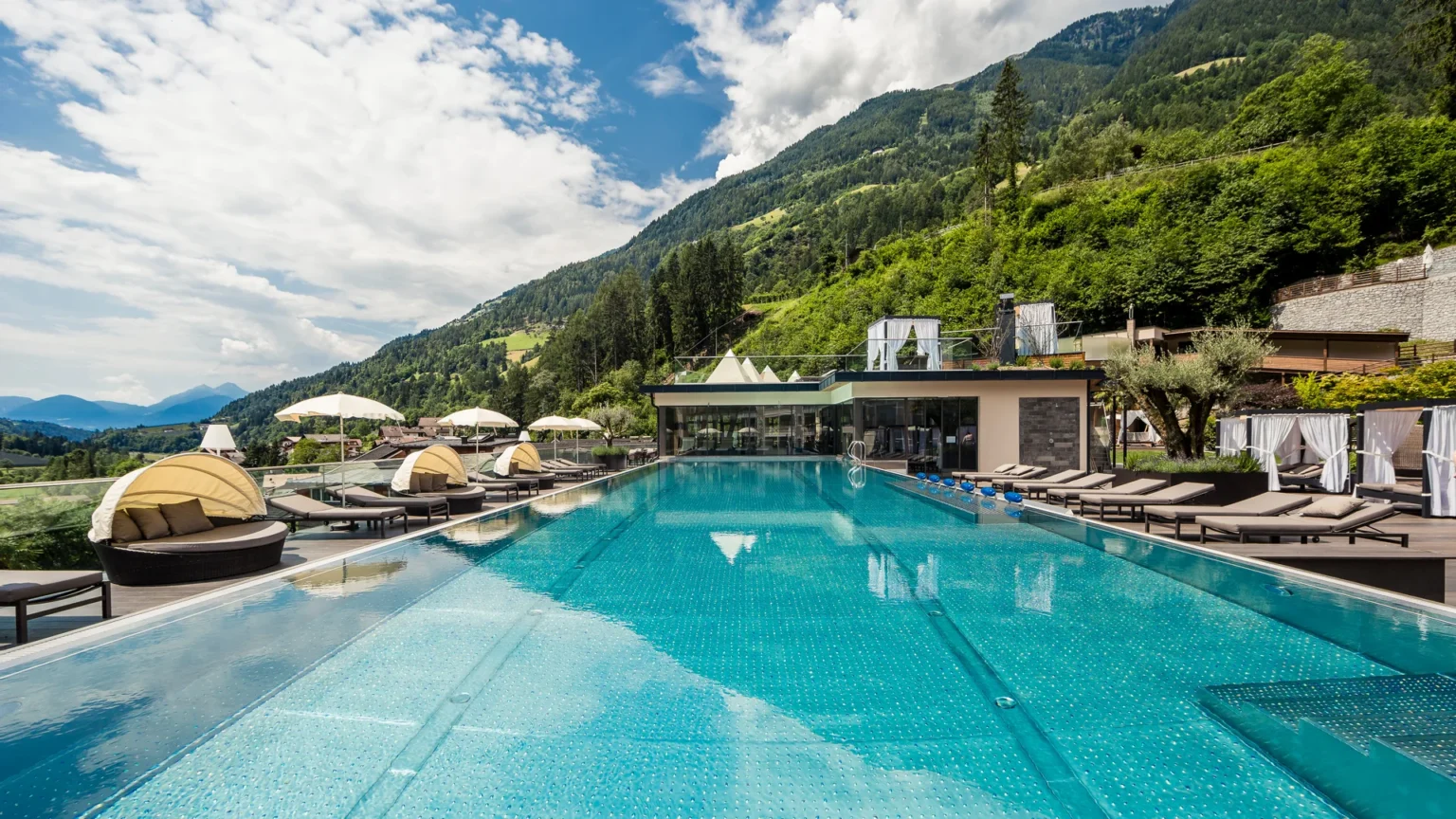 Pool im Quellenhof Resort Passeier Südtirol